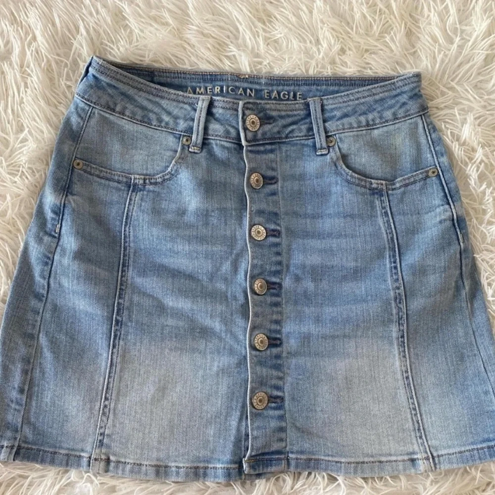 American Eagle Light Wash Button Front Denim Mini Skirt Size 4 - Picture 3 of 6